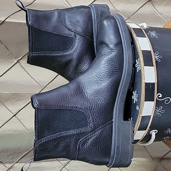 VGUC- UGG Leather Lug Sole Chelsea Boot main image 4